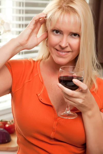 Atrakcyjny blond z kieliszek wina — Zdjęcie stockowe