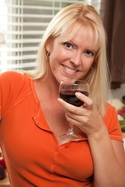 Loira atraente com um copo de vinho — Fotografia de Stock