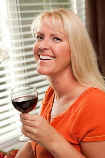 Attraktiv blond med ett glas vin — Stockfoto