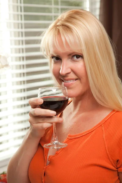 Güzel sarışın bir kadeh şarap ile — Stok fotoğraf