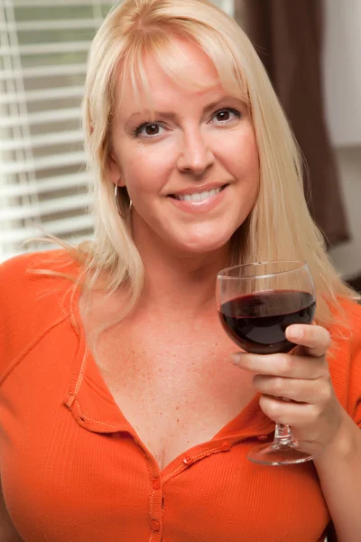 Ελκυστική ξανθιά με ένα ποτήρι κρασί — Φωτογραφία Αρχείου