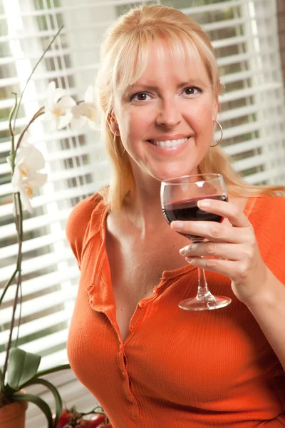 Belle blonde avec un verre de vin — Photo