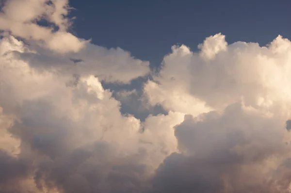 Красиві хмари на барвисті, драматичні небо — стокове фото
