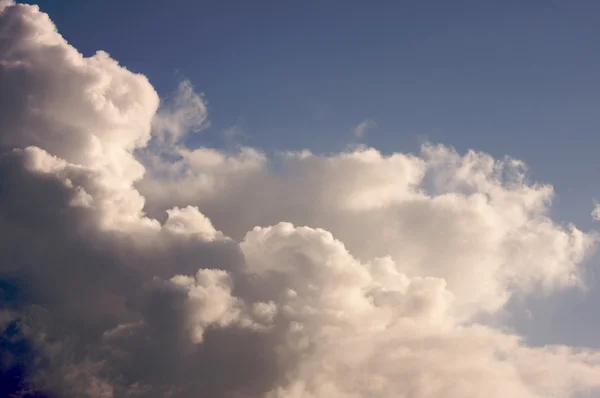 Renkli, dramatik gökyüzü üzerinde güzel bulutlar — Stok fotoğraf