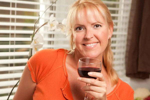 Bir kadeh şarap ile çekici sarışın — Stok fotoğraf