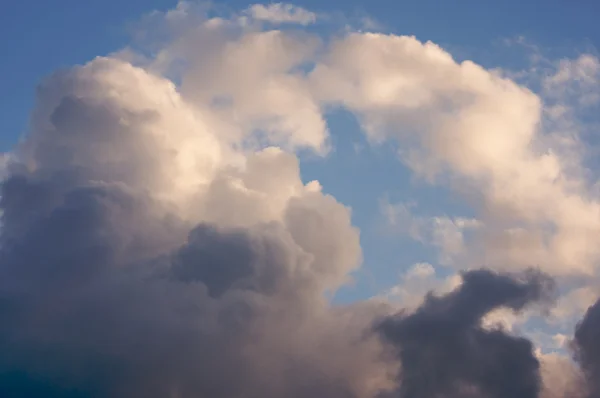 Kauniita pilviä värikkäällä, dramaattisella taivaalla — kuvapankkivalokuva