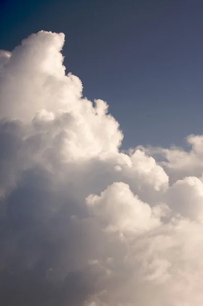 Όμορφη σύννεφα σε ένα πολύχρωμο, δραματικό ουρανό — Φωτογραφία Αρχείου