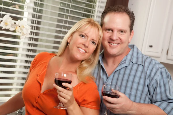 Χαριτωμένο ζευγάρι απολαμβάνοντας ένα ποτήρι κρασί — Φωτογραφία Αρχείου