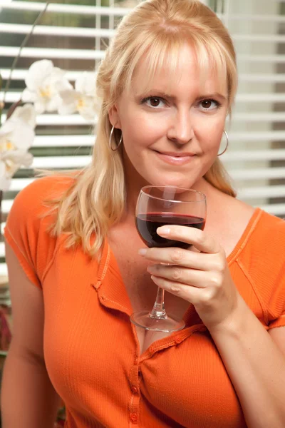 Bir kadeh şarap ile çekici sarışın — Stok fotoğraf