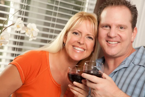 Pareja bebiendo vino en la cocina —  Fotos de Stock