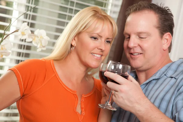 Paar drinken van wijn in de keuken — Stockfoto