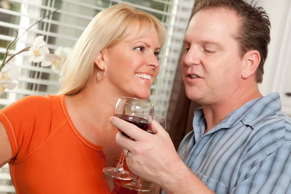 Para picia wina w kuchni — Zdjęcie stockowe