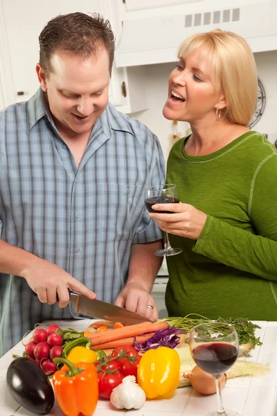 Par som dricker vin i köket — Stockfoto