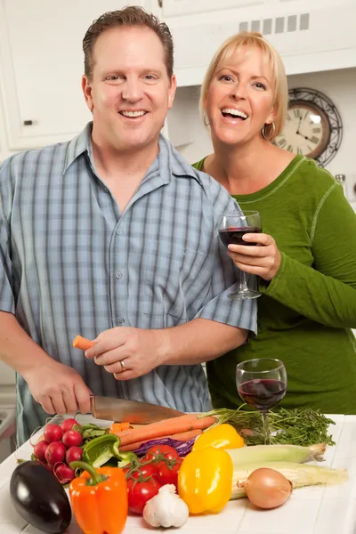 Pareja bebiendo vino en la cocina — Foto de Stock