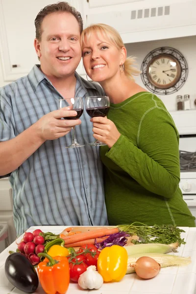 Paar drinken van wijn in de keuken — Stockfoto