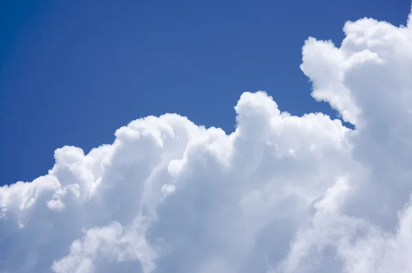 Όμορφη σύννεφα σε ένα πολύχρωμο, δραματικό ουρανό — Φωτογραφία Αρχείου