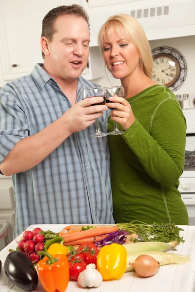 Glückliches Paar genießt einen Abend mit Wein und Essen — Stockfoto