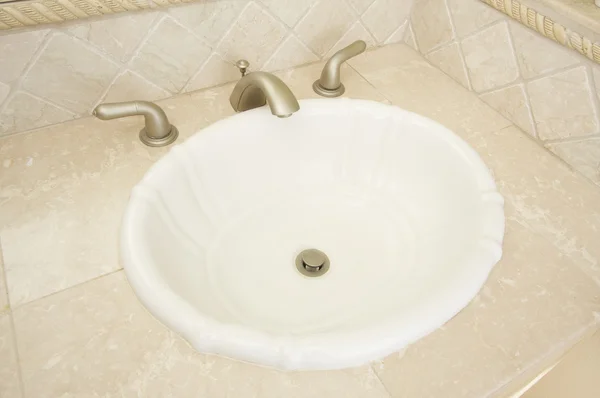 Kabuk şeklinde lavabo ve musluk ve kiremit sayacı — Stok fotoğraf
