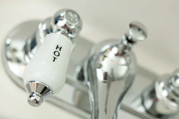 Manopola calda del rubinetto del lavandino — Foto Stock