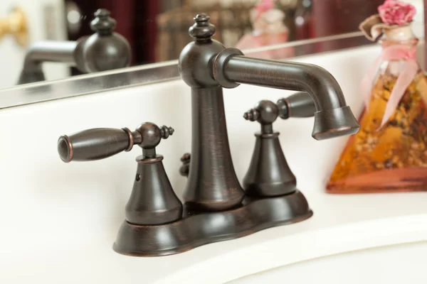 Klasik kahverengi su musluk — Stok fotoğraf