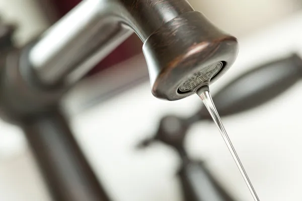 Close-up de gotejamento de água da torneira — Fotografia de Stock