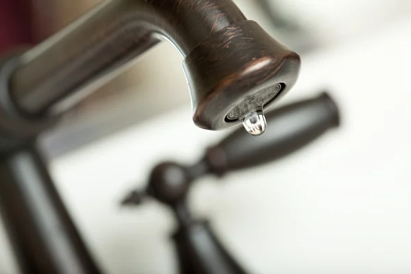Primo piano di gocciolamento dell'acqua dal rubinetto — Foto Stock