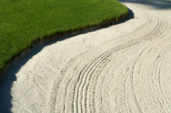 Анотація пісок бункера та трава на поле для гольфу — стокове фото