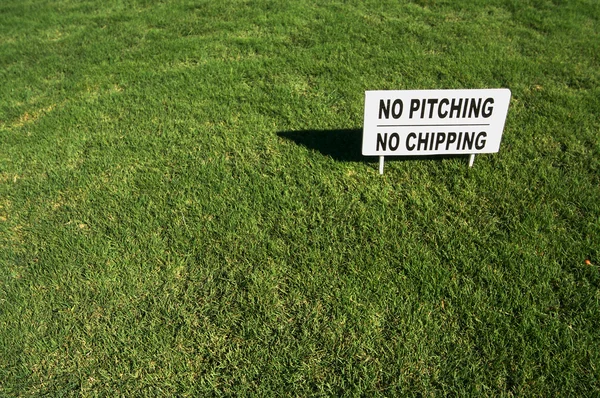 No Pitching or Chipping Sign on Lush Green Grass — Stock Photo, Image