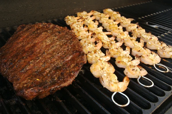 Šťavnatý steak a krevety na grilování — Stock fotografie