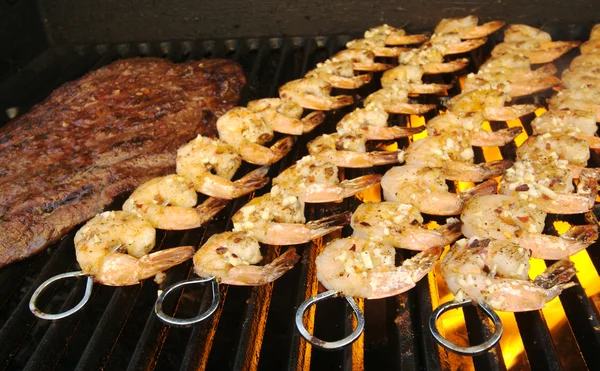 Steak succulent et crevettes sur barbecue — Photo