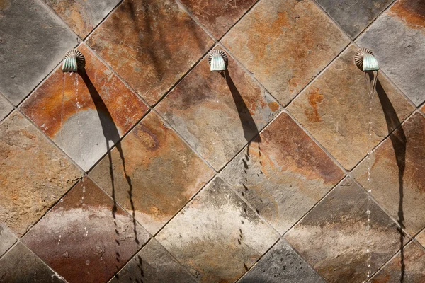 Belle ligne de fontaine d'eau de mur de pierre abstrait — Photo