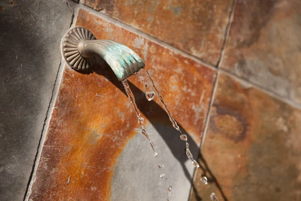 Fonte de água de parede de pedra bonita abstrato — Fotografia de Stock