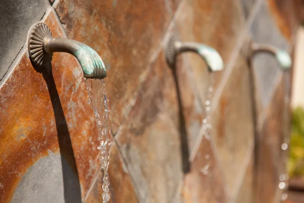 Hermosa pared de piedra Fuente de agua Fila Resumen —  Fotos de Stock