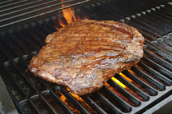 Barbecue à steak de flanc succulent — Photo