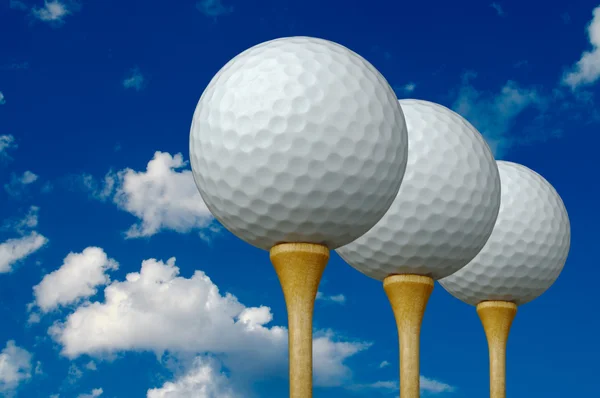 Drei Golfbälle und Abschläge — Stockfoto