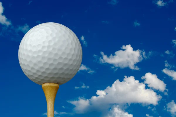 Golf topu ve bulutların üzerinde tee — Stok fotoğraf