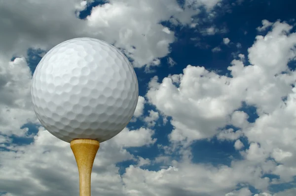 Golf Ball y Tee Over Nubes — Foto de Stock