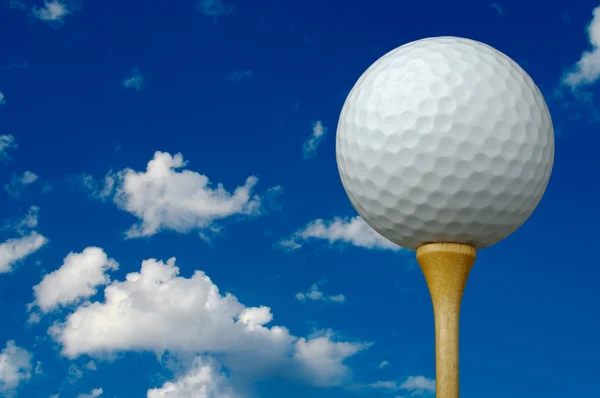 Golf topu ve Tee — Stok fotoğraf