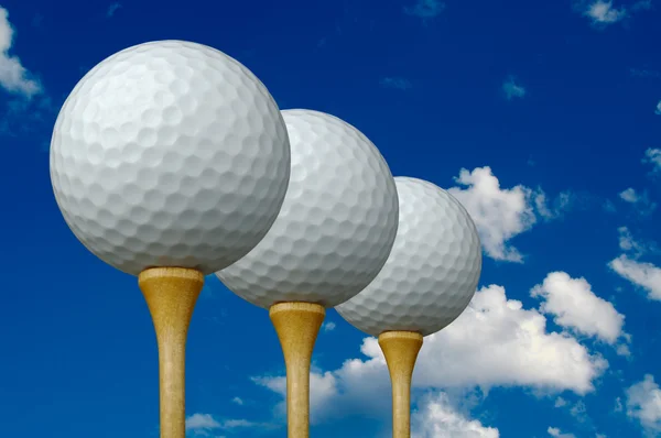 Drei Golfbälle und Abschläge — Stockfoto