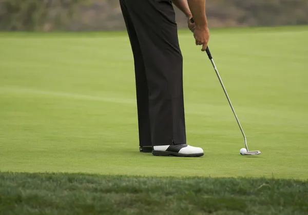 Golfista colocando no verde — Fotografia de Stock