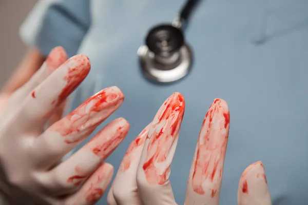 Лікарі кривава хірургічні рукавички, скраби, стетоскоп — стокове фото