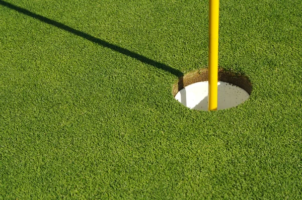 Verde e bandeira de golfe exuberante, recém-cortado — Fotografia de Stock