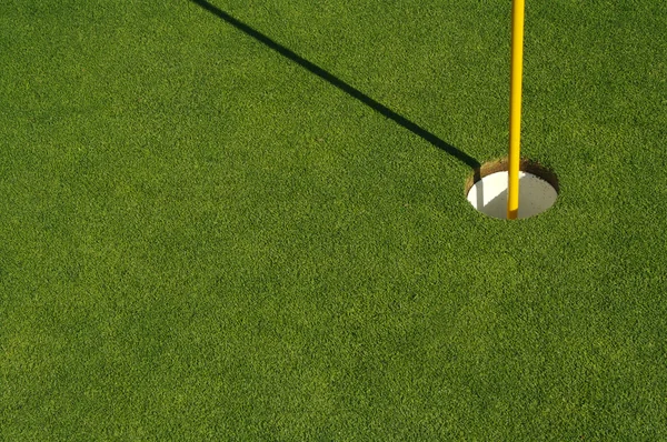 Bujny, świeżo źródłem golf zielony i flaga — Zdjęcie stockowe