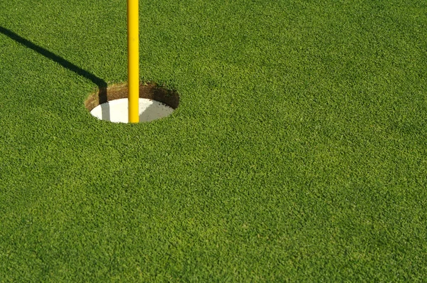 Verde e bandeira de golfe exuberante, recém-cortado — Fotografia de Stock