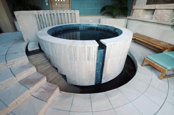 Hot tub in een spa omgeving — Stockfoto