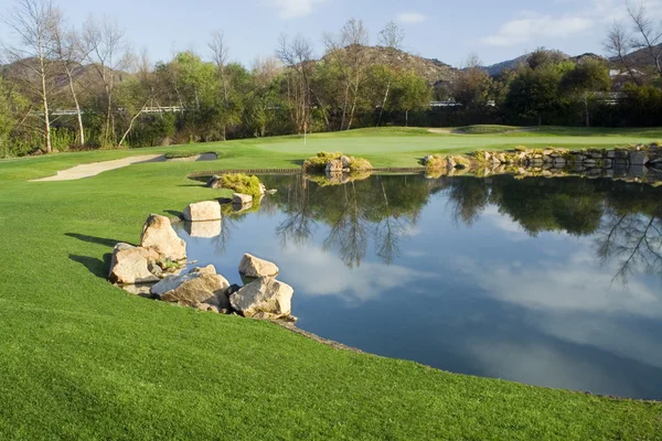 Для гольфа, озеро и сочная зеленая трава — стоковое фото