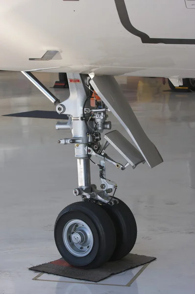 Détail de l'équipement d'atterrissage en jet privé — Photo