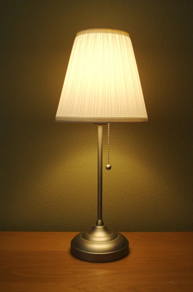 Аннотация лампы и стола — стоковое фото