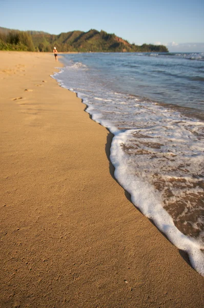 Tidig monring bay jogga på stranden — Stockfoto