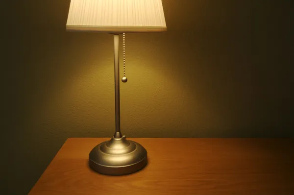 Лампа и стол — стоковое фото